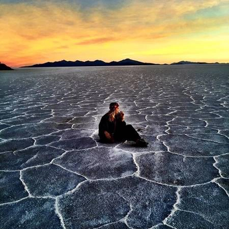 Ngắm hoàng hôn ở Salar de Uyuni, Bolivia. (Nguồn IG @saltymermaidswim)