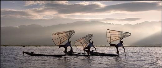 Những người dân chài với chiếc váy quấn Longiy truyền thống, chèo thuyền bằng một chân như nghệ sĩ giữa mênh mông sóng nước hồ Inle. (Nguồn: Internet) Những người dân chài với chiếc váy quấn Longiy truyền thống, chèo thuyền bằng một chân như nghệ sĩ giữa mênh mông sóng nước hồ Inle. (Nguồn: Internet)
