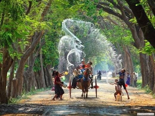 Thingyan là Tết té nước năm mới của Myanmar, thường rơi vào giữa tháng tư. Người Myanmar quan niệm rằng, việc té nước vào người sẽ gột bỏ những u ám của năm trước để bắt đầu một năm mới với diện mạo sạch sẽ, tinh khiết. (Nguồn: Internet) Thingyan là Tết té nước năm mới của Myanmar, thường rơi vào giữa tháng tư. Người Myanmar quan niệm rằng, việc té nước vào người sẽ gột bỏ những u ám của năm trước để bắt đầu một năm mới với diện mạo sạch sẽ, tinh khiết. (Nguồn: Internet)