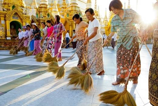Những người phụ nữ Myanmar trong chiếc váy Thummy truyền thống đủ màu sắc tham gia làm sạch chùa vàng Shwezigon. (Nguồn: Internet) Những người phụ nữ Myanmar trong chiếc váy Thummy truyền thống đủ màu sắc tham gia làm sạch chùa vàng Shwezigon. (Nguồn: Internet)