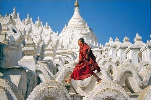 Một chú tiểu tinh nghịch bước trên bức tường cách điệu ở chùa Mingun. (Nguồn: Internet) Một chú tiểu tinh nghịch bước trên bức tường cách điệu ở chùa Mingun. (Nguồn: Internet)