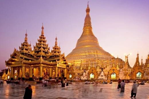 Chùa Shwedagon là kiệt tác kiến trúc của thành phố Yangon với thân và ngọn tháp dát vàng ròng, đỉnh gắn hàng nghìn viên kim cương cùng hồng ngọc. (Nguồn: Internet) Chùa Shwedagon là kiệt tác kiến trúc của thành phố Yangon với thân và ngọn tháp dát vàng ròng, đỉnh gắn hàng nghìn viên kim cương cùng hồng ngọc. (Nguồn: Internet)