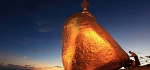 Nằm cách Yangon hơn 200km, hòn đá vàng nằm ở độ cao 1.100m, cùng với ngôi chùa nhỏ bé Kyaiktyo tạo nên một quần thể di tích vô cùng độc đáo. Bạn sẽ thốt lên: "Không gì là không thể!" khi tận mắt chứng kiến ngôi chùa nhỏ nằm chênh vênh một cách "thần kì" trên hòn đá này. (Nguồn: Internet) Nằm cách Yangon hơn 200km, hòn đá vàng nằm ở độ cao 1.100m, cùng với ngôi chùa nhỏ bé Kyaiktyo tạo nên một quần thể di tích vô cùng độc đáo. Bạn sẽ thốt lên: "Không gì là không thể!" khi tận mắt chứng kiến ngôi chùa nhỏ nằm chênh vênh một cách "thần kì" trên hòn đá này. (Nguồn: Internet)