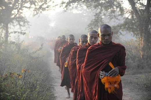 Các nhà sư hành hương vào buổi sớm. Được biết, Myanmar có khoảng 500.000 tăng ni và đạo Phật có ảnh hưởng rất lớn ở đất nước này. Thực tế cho thấy, cuộc sống của người dân luôn gắn liền với các nghi lễ Phật giáo. (Nguồn: Internet) Các nhà sư hành hương vào buổi sớm. Được biết, Myanmar có khoảng 500.000 tăng ni và đạo Phật có ảnh hưởng rất lớn ở đất nước này. Thực tế cho thấy, cuộc sống của người dân luôn gắn liền với các nghi lễ Phật giáo. (Nguồn: Internet)