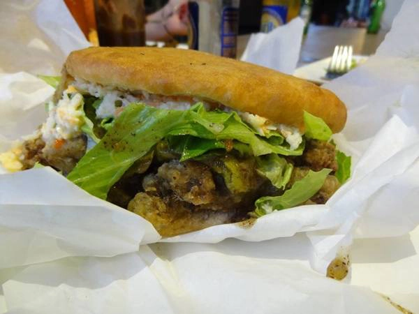 Trinidad: Đảo quốc này có một món ăn đặc sản nổi tiếng là bánh mì nhồi thịt cá mập chiên. Ảnh: Flickr/thecssdiv .