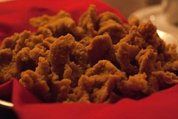 Mỹ: Rocky Mountain oysters là một món ăn khai vị tại Mỹ, với tinh hoàn của bò, heo hoặc cừu được cho vào chảo và chiên giòn. Ảnh: Flickr/liljango.
