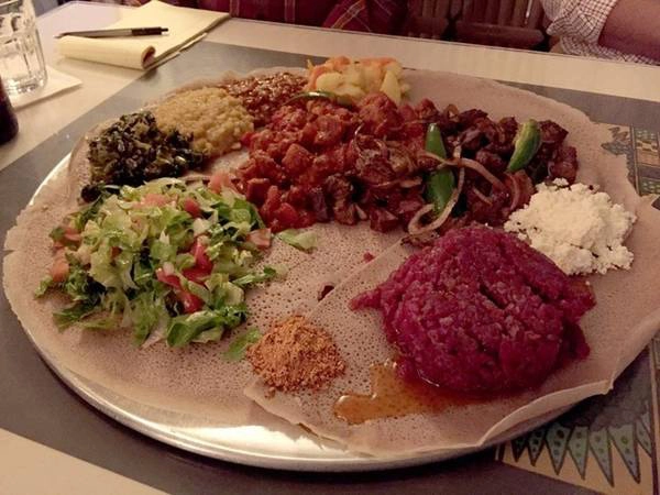 Ethiopia: Kitfo là món thịt bò sống được ướp bằng nhiều loại gia vị truyền thống của Ethiopia. Món này thường được bày ra ăn kèm với nhiều loại thức ăn khác nhau. Ảnh: Yelp/Jane T.