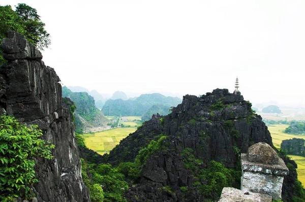 Hang Múa nằm dưới chân núi Múa, trong quần thể khu du lịch sinh thái thuộc địa phận thôn Khê Đầu Hạ, xã Ninh Xuân, Hoa Lư, Ninh Bình. Khi đến với Hang Múa, du khách sẽ phải leo lên 486 bậc thang đá. Nhưng lên đến đỉnh núi, bạn có thể chiêm ngưỡng được toàn bộ vẻ đẹp của khu vực Tam Cốc với những cánh đồng lúa bạt ngàn, xanh mướt. Ảnh: Bùi Trường Chung.