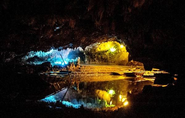 Động Thiên Hà nằm ở xã Sơn Hà, huyện Nho Quan, tỉnh Ninh Bình. Động nằm ẩn mình trong dải núi Tướng, một ngọn núi thuộc dãy Tràng An. Động mới được phát hiện năm 2007, với cửa động rất nhỏ và bị cây cối che phủ rất khó tìm. Đến đây du khách sẽ bị choáng ngợp bởi sự huyền ảo, hư thực của cả một thế giới nhũ đá. Ảnh: Bùi Trường Chung.