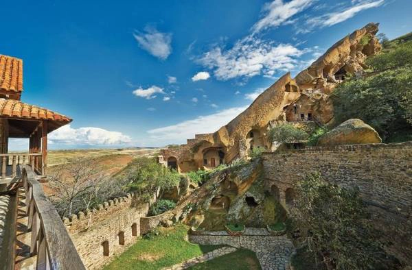 Quần thể hang động Davit Gareja ở Georgia - Ảnh: National Geographic