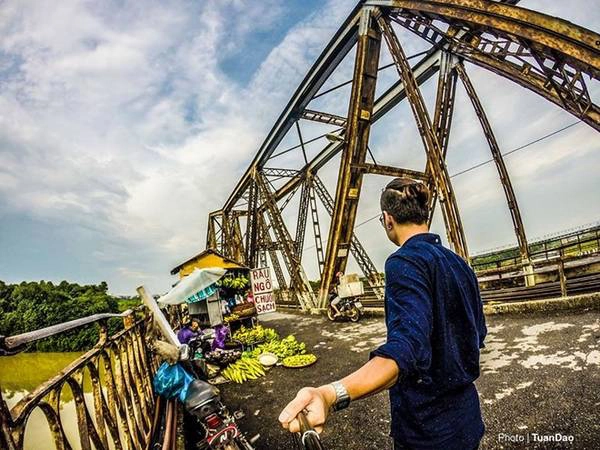 Cầu Long Biên là cây cầu thép đầu tiên bắc qua sông Hồng, nối quận Hoàn Kiếm với quận Long Biên, do Pháp xây dựng (1898-1902). Buổi tối, lên đây ngắm trăng sao, hóng gió thì tuyệt vời. Những ngày trời se lạnh, ăn ngô nướng, mực nướng trên cầu thì khỏi chê.