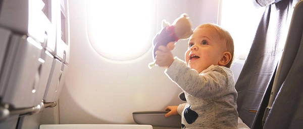 Hãy lập hẳn một danh sách các đồ dùng cần mang theo lên máy bay cùng trẻ - Ảnh: Lufthansa