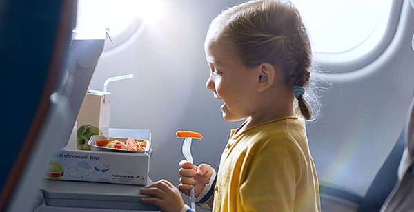 Hãy thông báo cho hãng hàng không rằng bạn có dẫn theo em bé dưới 2 tuổi - Ảnh: Aeroflot8