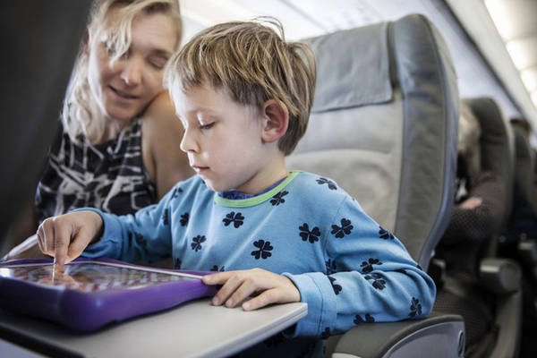 Trẻ em từ 18 tháng trở xuống có thể thích thú với iPad hoặc phim hoạt hình - Ảnh: The Spruce