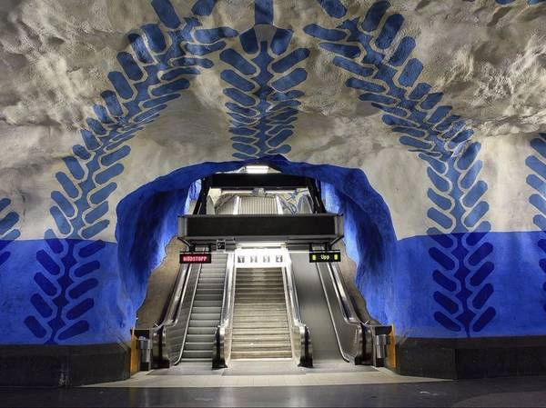 Cũng ở Stockholm, ga T-Centralen khiến cho du khách có cảm giác như vừa lạc vào một thế giới khác, với ánh sáng xanh trên những bức tường trắng mô phỏng hang động.