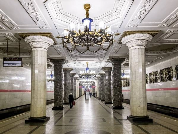  Ga Avtovo ở Saint Petersburg, Nga, có loạt đèn trần lộng lẫy, các cột đá hoa cương, tranh kính màu và các biểu tượng lịch sử. 