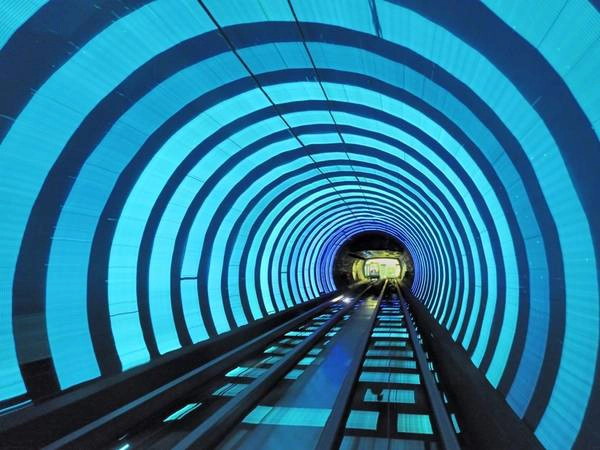 Có vai trò như một điểm tham quan hơn là một ga tàu, Bund Sightseeing Tunnel ở Thượng Hải, Trung Quốc, đưa du khách qua hệ thống đường hầm dưới sông Huangpu và trải nghiệm các hiệu ứng hình ảnh.