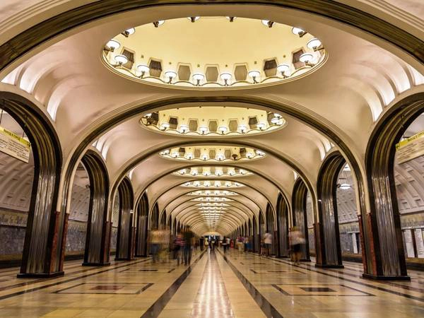 Ga Mayakovskaya ở Moscow, Nga, được coi là một trong những ga tàu đẹp nhất thế giới. Ga tàu này được trang trí bằng đá hoa cương, thép không gỉ, và đèn ẩn sau các vòm do nghệ sĩ Aleksandr Deyneka thiết kế.