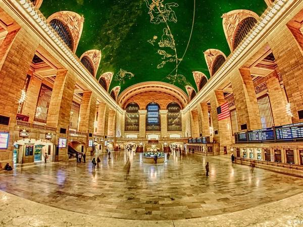 Du khách có thể ngắm nhìn trần nhà lộng lẫy của nhà ga trung tâm New York, Mỹ. Đây cũng là nhà ga giữ kỷ lục Guiness lớn nhất thế giới với 44 trạm dừng. 