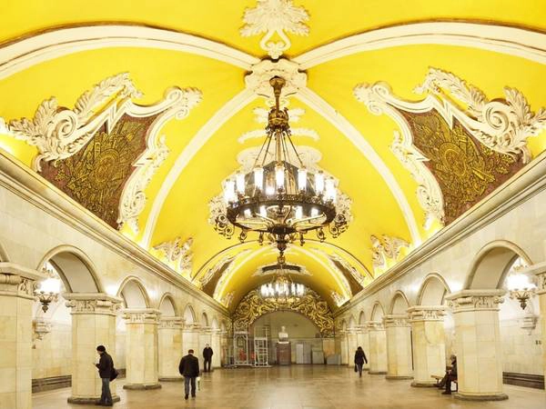 Ga Komsomolskaya ở Moscow, Nga, được Dmitry Chechulin thiết kế theo phong cách tân cổ điển, với đèn treo, trần nhà và kính màu lộng lẫy.