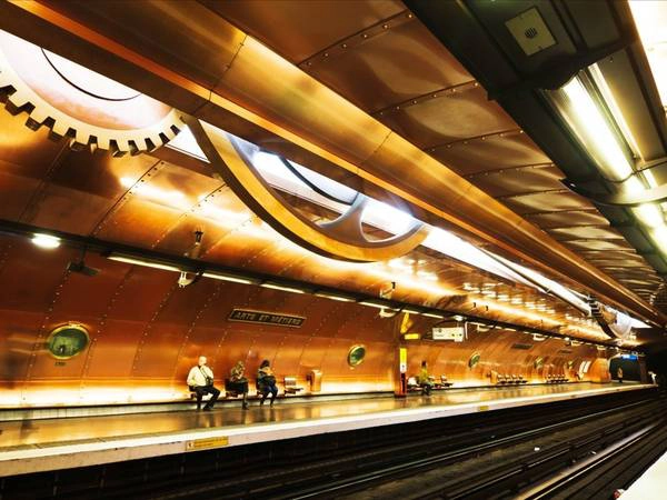 Bạn sẽ dễ dàng lạc vào thế giới tưởng tượng của Jules Verne ở ga tàu Arts Et Métiers, Paris, Pháp. Ga do nghệ sĩ tài năng François Schuiten thiết kế, với tường đồng có cửa sổ kiểu tàu ngầm và các bánh răng lớn trên trần nhà. Bạn sẽ dễ dàng lạc vào thế giới tưởng tượng của Jules Verne ở ga tàu Arts Et Métiers, Paris, Pháp. Ga do nghệ sĩ tài năng François Schuiten thiết kế, với tường đồng có cửa sổ kiểu tàu ngầm và các bánh răng lớn trên trần nhà.