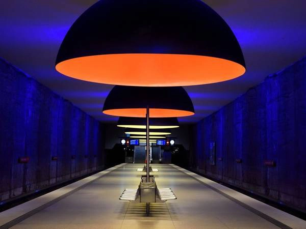 Ga Wesfriedhof ở Munich, Đức, do Ingo Mauer thiết kế, với 11 ngọn đèn lớn tỏa ánh sáng kỳ ảo khắp không gian.