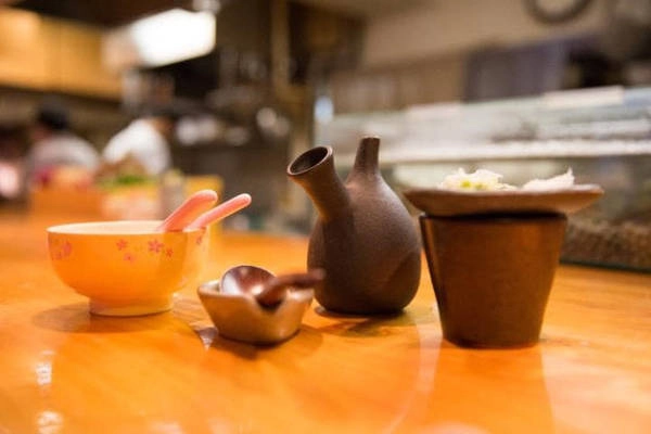 Tokyo (Nhật Bản): Nhật Bản tự hào là đất nước có nhiều nhà hàng đạt sao Michelin hơn so với những địa điểm còn lại, trong đó Tokyo chiếm phần lớn. Ngoài sushi, Tokyo còn có thịt heo cốt lết tonkatsu, lươn nướng unagi, bánh kếp okonomiyaki hay các món từ đậu hũ. Số lượng nhà hàng ở Tokyo tăng lên chóng mặt, từ những địa điểm sang trọng đắt tiền đến các quán nhỏ, với trọng tâm là các nguyên liệu chất lượng cao. Tokyo (Nhật Bản): Nhật Bản tự hào là đất nước có nhiều nhà hàng đạt sao Michelin hơn so với những địa điểm còn lại, trong đó Tokyo chiếm phần lớn. Ngoài sushi, Tokyo còn có thịt heo cốt lết tonkatsu, lươn nướng unagi, bánh kếp okonomiyaki hay các món từ đậu hũ. Số lượng nhà hàng ở Tokyo tăng lên chóng mặt, từ những địa điểm sang trọng đắt tiền đến các quán nhỏ, với trọng tâm là các nguyên liệu chất lượng cao.