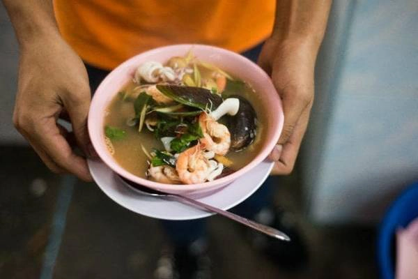 Bangkok (Thái Lan): Bangkok gây ấn tượng với những mùi hương mạnh mẽ từ ớt, sả, riềng thơm và sầu riêng. Thiên đường ẩm thực này có tất cả, từ những quán vỉa hè bán hàu chiên trong Chinatown đến chuỗi nhà hàng phong trào nổi tiếng với thịt bò tái, hay những nhà hàng sang trọng. Bangkok (Thái Lan): Bangkok gây ấn tượng với những mùi hương mạnh mẽ từ ớt, sả, riềng thơm và sầu riêng. Thiên đường ẩm thực này có tất cả, từ những quán vỉa hè bán hàu chiên trong Chinatown đến chuỗi nhà hàng phong trào nổi tiếng với thịt bò tái, hay những nhà hàng sang trọng.