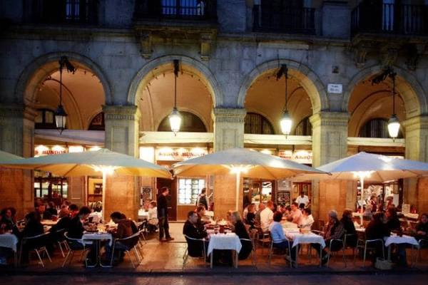 Barcelona (Tây Ban Nha): Thành phố không chỉ có hải sản tươi sống, các quầy tapas của gia đình, mà còn là một trung tâm ẩm thực quan trọng, có sức ảnh hưởng lớn. Barcelona cũng có nhiều nhà hàng sở hữu sao Michelin, đồng thời có nhiều món hấp dẫn tại những nhà hàng giá cả phải chăng. Barcelona (Tây Ban Nha): Thành phố không chỉ có hải sản tươi sống, các quầy tapas của gia đình, mà còn là một trung tâm ẩm thực quan trọng, có sức ảnh hưởng lớn. Barcelona cũng có nhiều nhà hàng sở hữu sao Michelin, đồng thời có nhiều món hấp dẫn tại những nhà hàng giá cả phải chăng.