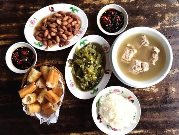 Singapore: Không nơi đâu sánh được với Singapore về sự đa dạng ẩm thực. Ngoài những món ăn đường phố hợp túi tiền phục vụ đồ ăn Malaysia, Trung Quốc và Ấn Độ, nơi đây còn sở hữu những nhà hàng được tặng sao Michelin. Hơn nữa, suốt thập kỷ qua, các đầu bếp trẻ cũng đã tạo ra loại hình ẩm thực hiện đại chỉ xuất hiện tại Singapore. Singapore: Không nơi đâu sánh được với Singapore về sự đa dạng ẩm thực. Ngoài những món ăn đường phố hợp túi tiền phục vụ đồ ăn Malaysia, Trung Quốc và Ấn Độ, nơi đây còn sở hữu những nhà hàng được tặng sao Michelin. Hơn nữa, suốt thập kỷ qua, các đầu bếp trẻ cũng đã tạo ra loại hình ẩm thực hiện đại chỉ xuất hiện tại Singapore.