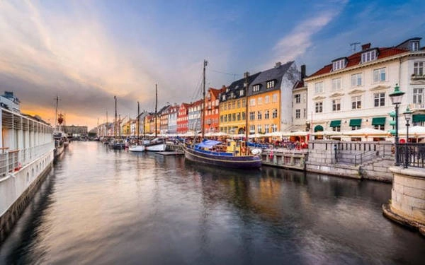 Copenhagen (Đan Mạch): Thủ đô của Đan Mạch có những quán cà phê tuyệt nhất châu Âu, phong trào thưởng thức rượu tiến bộ và chuỗi nhà hàng lý tưởng, xứng đáng để trải nghiệm. Một trong số đó là Amass, nơi du khách có thể dùng bữa trưa trong khu vườn yên tĩnh. Copenhagen (Đan Mạch): Thủ đô của Đan Mạch có những quán cà phê tuyệt nhất châu Âu, phong trào thưởng thức rượu tiến bộ và chuỗi nhà hàng lý tưởng, xứng đáng để trải nghiệm. Một trong số đó là Amass, nơi du khách có thể dùng bữa trưa trong khu vườn yên tĩnh.