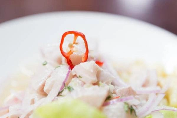 Lima (Peru): Thành phố đầy sắc màu Lima nằm bên bờ Thái Bình Dương thích hợp để đánh bắt hải sản, nổi tiếng nhất với món ceviche, làm từ cá sống ướp nước chanh và ớt, ăn kèm hành tây sống và rau mùi tươi. Điều đáng ngạc nhiên là ẩm thực nơi đây chịu ảnh hưởng bởi những người di cư từ Trung Quốc và Nhật Bản. Lima (Peru): Thành phố đầy sắc màu Lima nằm bên bờ Thái Bình Dương thích hợp để đánh bắt hải sản, nổi tiếng nhất với món ceviche, làm từ cá sống ướp nước chanh và ớt, ăn kèm hành tây sống và rau mùi tươi. Điều đáng ngạc nhiên là ẩm thực nơi đây chịu ảnh hưởng bởi những người di cư từ Trung Quốc và Nhật Bản.