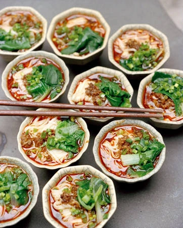 Thành Đô (Trung Quốc): : Du khách có thể dùng bữa tại bất cứ thành phố nào của Trung Quốc, nhưng Thành Đô chính là trung tâm của ẩm thực Tứ Xuyên, với các món nhiều hạt tiêu và cay xè lưỡi. Du khách không nên bỏ lỡ món lẩu với lưỡi vịt, thịt cừu và bò thái mỏng, ăn kèm nhiều loại rau. Các phòng trà địa phương là nơi thích hợp để tráng miệng. Thành Đô (Trung Quốc): : Du khách có thể dùng bữa tại bất cứ thành phố nào của Trung Quốc, nhưng Thành Đô chính là trung tâm của ẩm thực Tứ Xuyên, với các món nhiều hạt tiêu và cay xè lưỡi. Du khách không nên bỏ lỡ món lẩu với lưỡi vịt, thịt cừu và bò thái mỏng, ăn kèm nhiều loại rau. Các phòng trà địa phương là nơi thích hợp để tráng miệng.