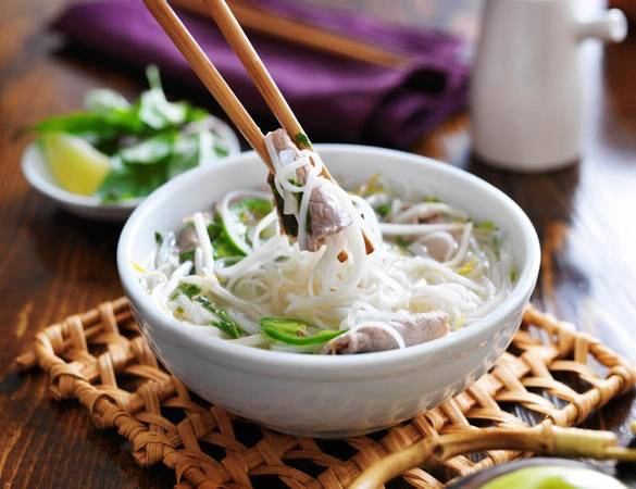 Hà Nội (Việt Nam): Phố cổ Hà Nội được đánh giá là địa điểm lý tưởng để khám phá sự cân bằng trong gia vị của ẩm thực Việt. Du khách nên trải nghiệm các món ăn đường phố được chế biến tại chỗ như phở tíu ăn kèm nước dùng chua ngọt, thịt lợn và nước mắm hay bánh mì nhân pate, dưa chuột, rau thơm, hành phi và ớt, và kết thúc hành trình với món cà phê trứng độc đáo.Ảnh: Travelblog. Hà Nội (Việt Nam): Phố cổ Hà Nội được đánh giá là địa điểm lý tưởng để khám phá sự cân bằng trong gia vị của ẩm thực Việt. Du khách nên trải nghiệm các món ăn đường phố được chế biến tại chỗ như phở tíu ăn kèm nước dùng chua ngọt, thịt lợn và nước mắm hay bánh mì nhân pate, dưa chuột, rau thơm, hành phi và ớt, và kết thúc hành trình với món cà phê trứng độc đáo.Ảnh: Travelblog.