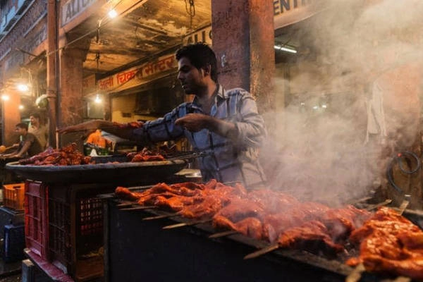 Jaipur (Ấn Độ): Jaipur là một trong số ít địa điểm đặc trưng cho ẩm thực của người Rajput - những chiến binh cai trị phần lớn bang Rajasthan tới những năm 1960. Săn bắn và thám hiểm là hoạt động chủ yếu của họ, vì vậy các món nướng là điểm nhấn, điển hình là Laal maas - món cà ri thịt dê nóng hổi, ăn với cơm trắng hoặc bánh mì. Jaipur (Ấn Độ): Jaipur là một trong số ít địa điểm đặc trưng cho ẩm thực của người Rajput - những chiến binh cai trị phần lớn bang Rajasthan tới những năm 1960. Săn bắn và thám hiểm là hoạt động chủ yếu của họ, vì vậy các món nướng là điểm nhấn, điển hình là Laal maas - món cà ri thịt dê nóng hổi, ăn với cơm trắng hoặc bánh mì.