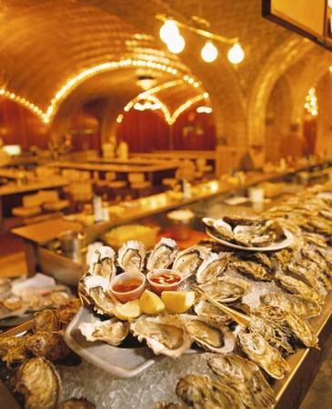 New York (Mỹ): Các đầu bếp ở New York luôn đổi mới. Có 8 triệu người đến từ khắp nơi sống ở New York, vì vậy những trải nghiệm ẩm thực ở đây là vô tận. Xu hướng ẩm thực luôn thay đổi rất nhanh, nhưng các món kinh điển có thể kể đến là hàu ở Grand Central Oyster Bar hay món bít tết ngon nhất thế giới ở Porterhouse. New York (Mỹ): Các đầu bếp ở New York luôn đổi mới. Có 8 triệu người đến từ khắp nơi sống ở New York, vì vậy những trải nghiệm ẩm thực ở đây là vô tận. Xu hướng ẩm thực luôn thay đổi rất nhanh, nhưng các món kinh điển có thể kể đến là hàu ở Grand Central Oyster Bar hay món bít tết ngon nhất thế giới ở Porterhouse.