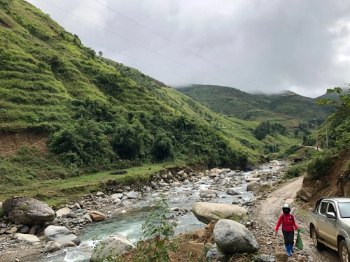 Đường lên Mỏ Chì có nhiều chặng đường gian nan. Đường lên Mỏ Chì có nhiều chặng đường gian nan.