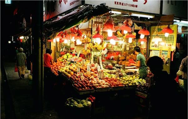 Quầy bán hoa quả tươi tại một góc phố ở Hong Kong. Ảnh: Davidhuiphoto / Picfair. Quầy bán hoa quả tươi tại một góc phố ở Hong Kong. Ảnh: Davidhuiphoto / Picfair.