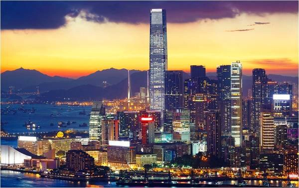 Hong Kong sáng đèn khi chiều chạng vạng. Ảnh: Cozyta / Picfair. Hong Kong sáng đèn khi chiều chạng vạng. Ảnh: Cozyta / Picfair.