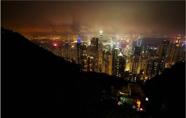 Một Hong Kong tráng lệ về đêm khi nhìn từ núi Victoria, nơi lý tưởng nhất để ngắm nhìn toàn cảnh thành phố. Ảnh: Chris Petersen-Clausen / Picfair. Một Hong Kong tráng lệ về đêm khi nhìn từ núi Victoria, nơi lý tưởng nhất để ngắm nhìn toàn cảnh thành phố. Ảnh: Chris Petersen-Clausen / Picfair.