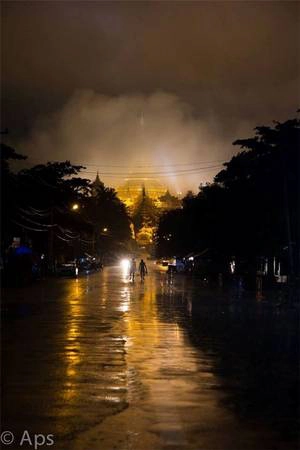 Con đường độc nhất cao 100 m dẫn vào ngôi chùa Shwedagon ở Yangon, Myanmar. Con đường độc nhất cao 100 m dẫn vào ngôi chùa Shwedagon ở Yangon, Myanmar.