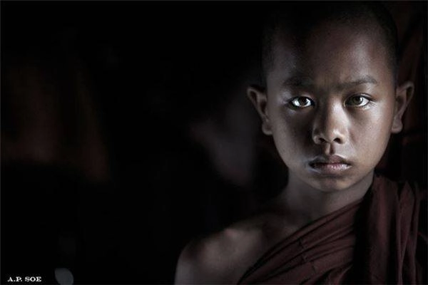Một chú tiểu. Một chú tiểu.