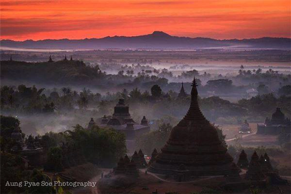 Thành cổ tại Mrauk U, Myanmar: Được phát hiện lại trong thế kỷ này, vương triều bí ẩn Mrauk U có hơn 700 ngôi chùa. Rừng già vẫn bao phủ nhiều công trình. Thành cổ tại Mrauk U, Myanmar: Được phát hiện lại trong thế kỷ này, vương triều bí ẩn Mrauk U có hơn 700 ngôi chùa. Rừng già vẫn bao phủ nhiều công trình.