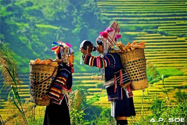 Những cô gái dân tộc Akha tại khu vực tam giác vàng. Những cô gái dân tộc Akha tại khu vực tam giác vàng.