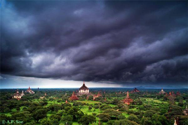Mây đen trên bầu trời Bagan. Mây đen trên bầu trời Bagan.
