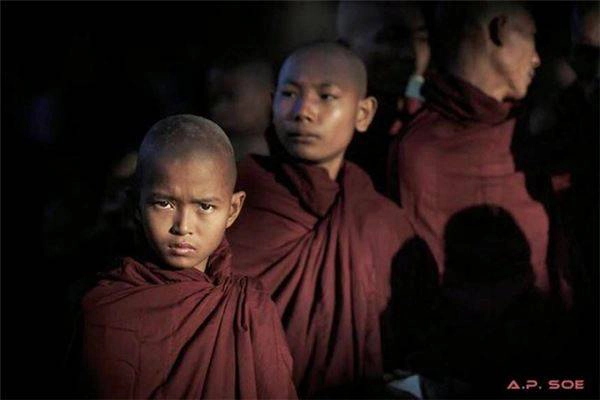 Những chú tiểu tại lễ hội chùa Ananda, Bagan: Hàng nghìn tu sĩ mọi lứa tuổi quy tụ về Bagan mỗi năm một lần để tham dự lễ hội tại chùa Ananda. Những chú tiểu tại lễ hội chùa Ananda, Bagan: Hàng nghìn tu sĩ mọi lứa tuổi quy tụ về Bagan mỗi năm một lần để tham dự lễ hội tại chùa Ananda.