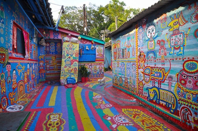 Làng bích họa Rainbow không chỉ có ý nghĩa nghệ thuật mà còn ẩn chứa ẩn ý chính trị - xã hội. Làng bích họa Rainbow không chỉ có ý nghĩa nghệ thuật mà còn ẩn chứa ẩn ý chính trị - xã hội.