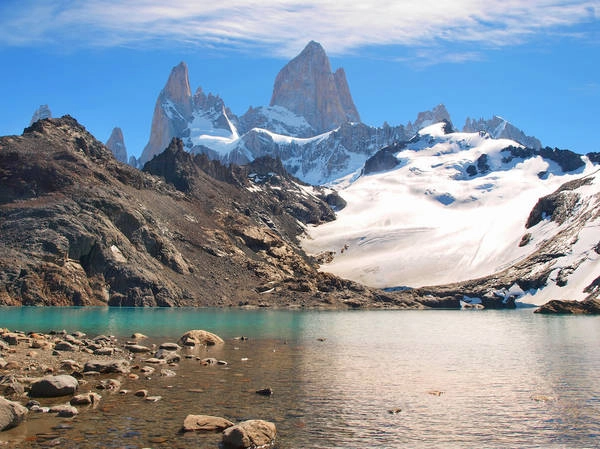 1. Torres del Paine, Chile: Công viên Torres del Paine nằm giữa dãy núi Andes và thảo nguyên Patagonia ở miền nam Chile, là một tập hợp của những cảnh sắc tuyệt mỹ và đa dạng, từ núi non hùng vĩ, những thung lũng trải dài với hệ động thực vật phong phú đến các dòng sông băng, rừng rậm cùng vô số hồ và thác nước. Ảnh: Bluejayphoto / Getty Images 