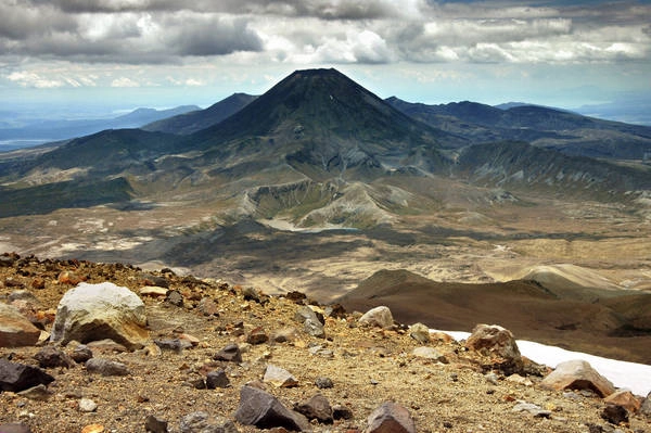  12. Tongariro, New Zealand: Công viên Tongariro nổi tiếng với địa hình núi lửa ngoạn mục và ẩn chứa nhiều điều thú vị, trong đó phải kể đến các hồ nước nhỏ màu xanh ngọc tuyệt đẹp nằm rải rác trong khu vực này. Ảnh: Jacquesvandinteren / Getty Images