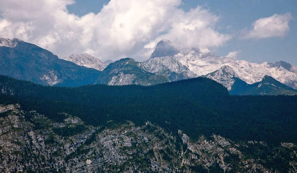  14. Triglav, Slovenia: Công viên được đặt tên Triglav theo tên ngọn núi cao nhất ở trung tâm của công viên, cũng là đỉnh núi cao nhất ở Slovenia (2.864 m). Vườn quốc gia có diện tích rộng khoảng 3% diện tích Slovenia và là nơi người dân bản địa thường rất thích đến để đi dạo, thăm quan, câu cá... Ảnh: Flickr: philbrownphotography